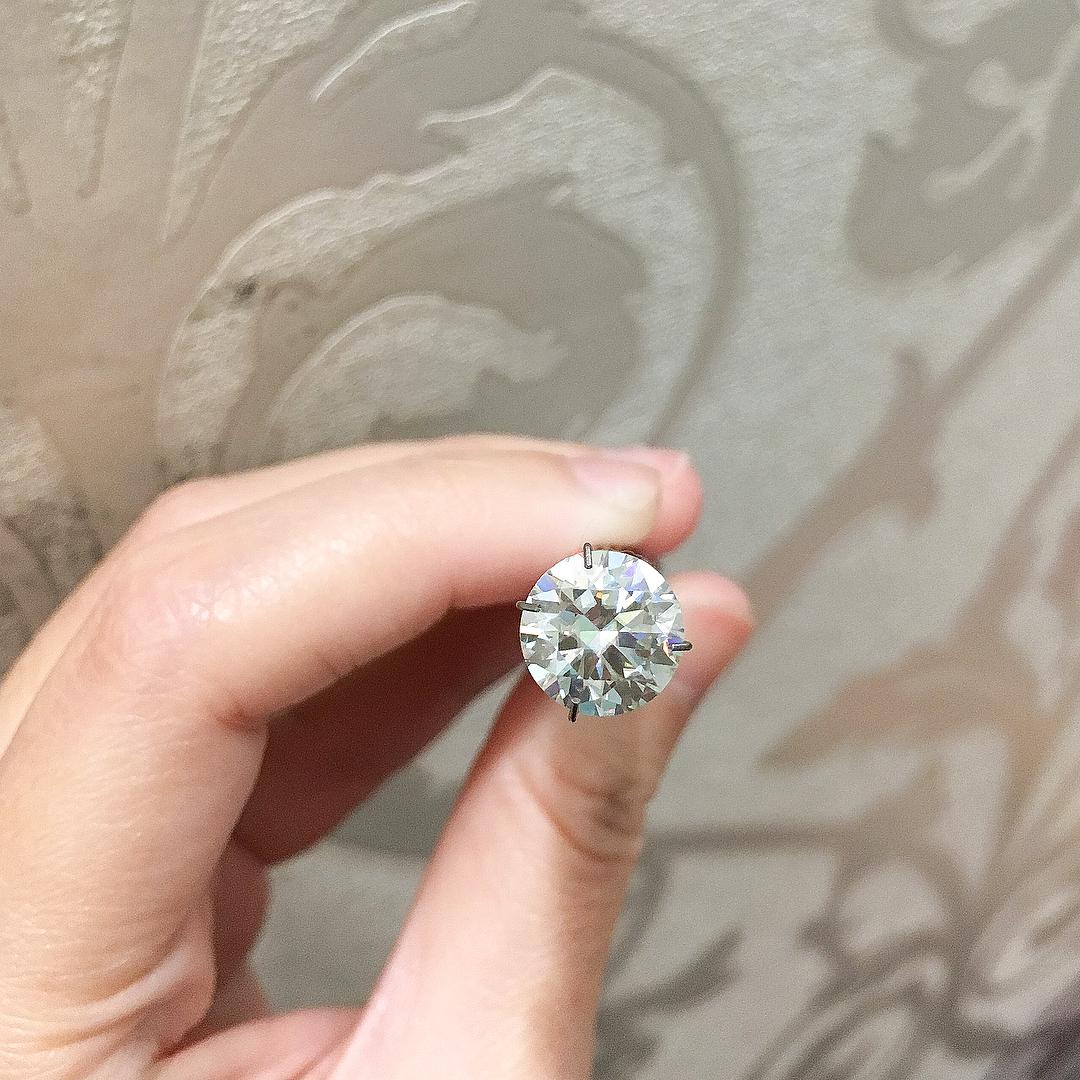 Toliko traženi mineral, moissanite, dobio je ime po dr. Moissanu koje je 1893. otkrio taj mineral proučavajući stari meteorit iz Arizone.