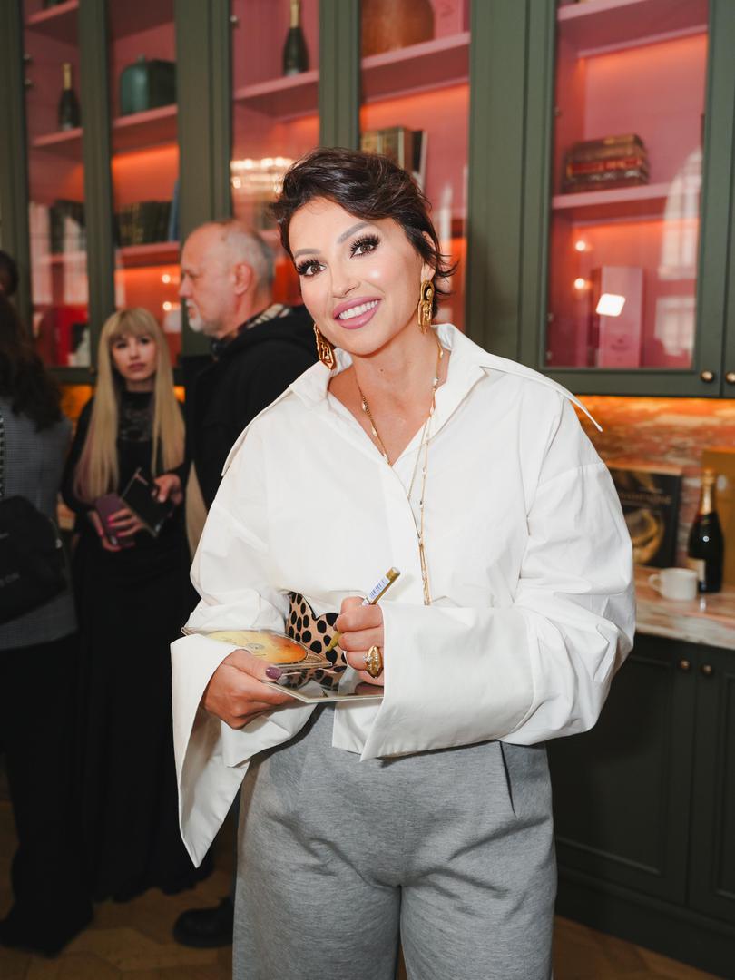 U intimnoj i opuštenoj atmosferi hotela Admiral u Jurišićevoj održano je predstavljanje albuma glazbene dive Nine Badrić. Album 'Moji ljudi' prvi je studijski album glazbenice nakon 15 godina, a kako je sama rekla to je njen najmanje autorski album do sada. 