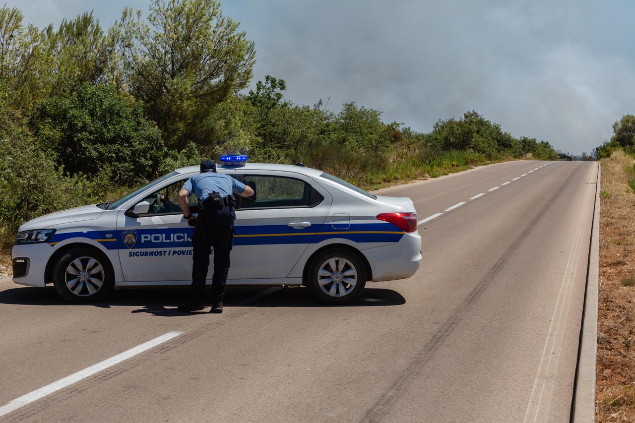 Visočane: Požar na Benkovačkoj cesti gase vatrogasci i kanader