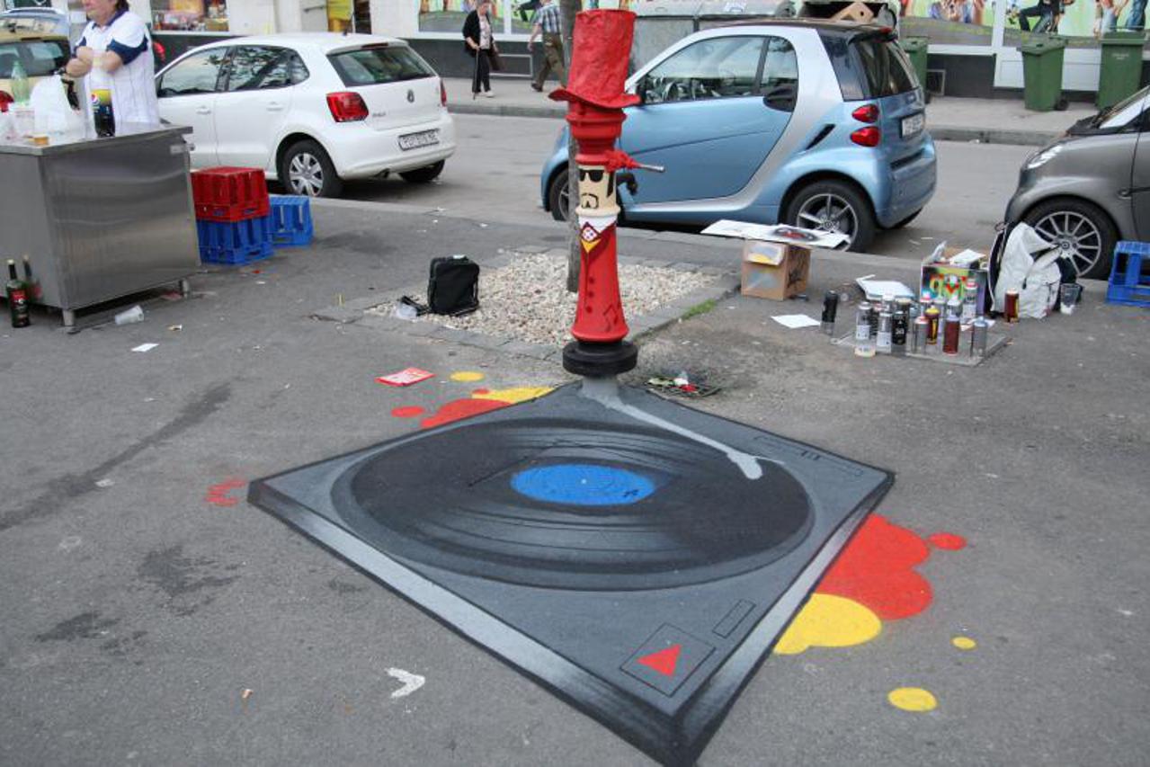 Spomenik Dini Dvorniku (1)