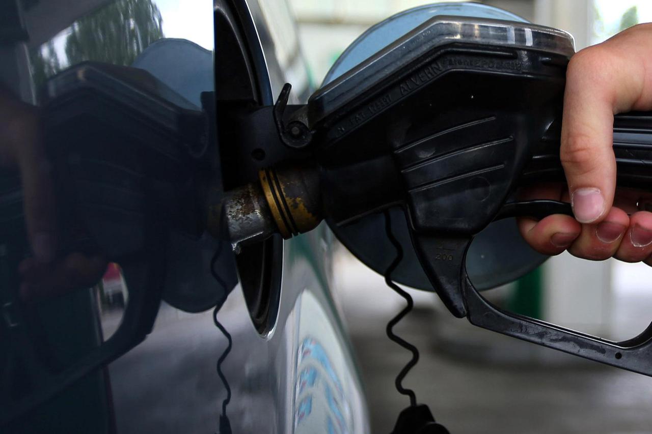 Gorivo u Hrvatskoj od ponoći znatno jeftinije