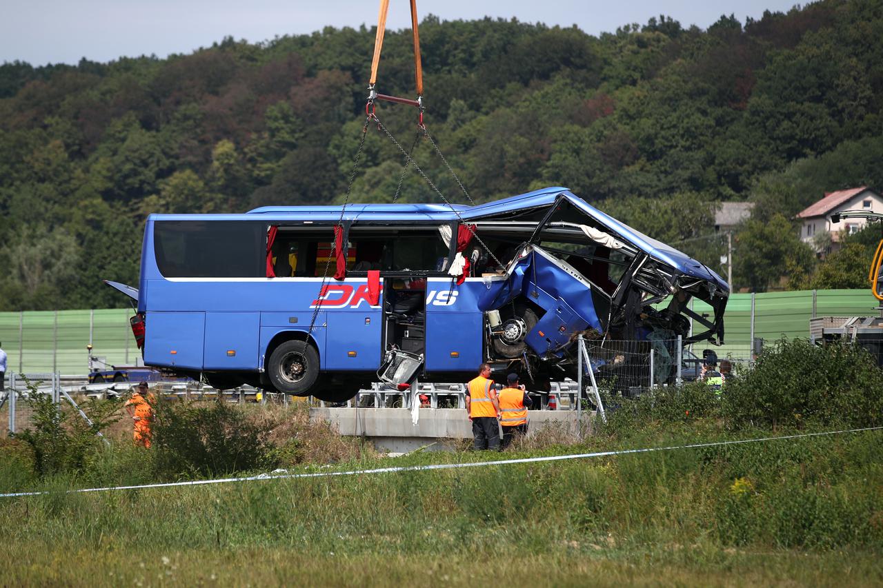 Teška nesreća na A4: Izvlačenje autobusa nakon nesreće u kojoj je poginulo 12 ljudi