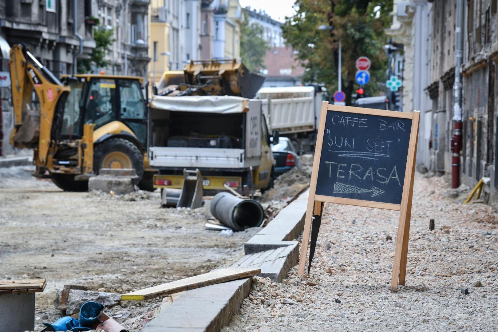 Radovi u Preradovićevoj počeli su još u lipnju, a trajat će sve do rujna iako su trebali završiti prošli tjedan. Ugostitelji se snalaze kako znaju 