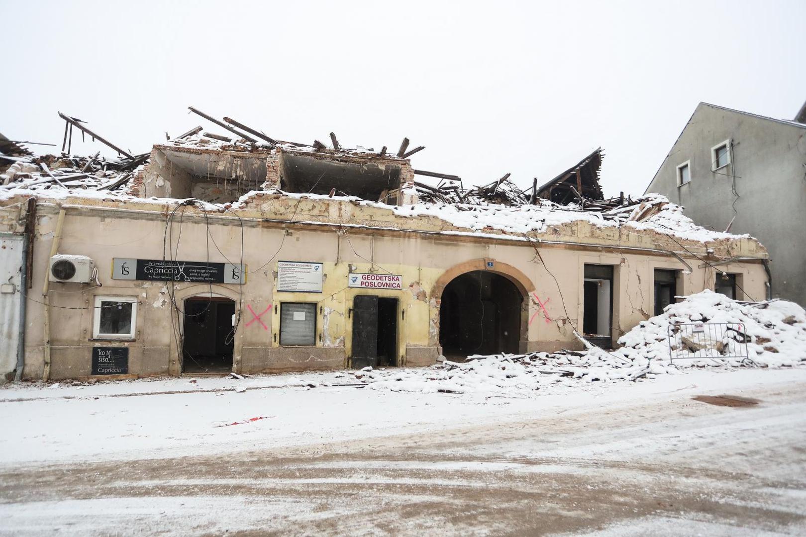 14.01.2021., Petrinja - Snjezne pahulje zabijelile razruseni centar grada. Photo: Luka Stanzl/PIXSELL