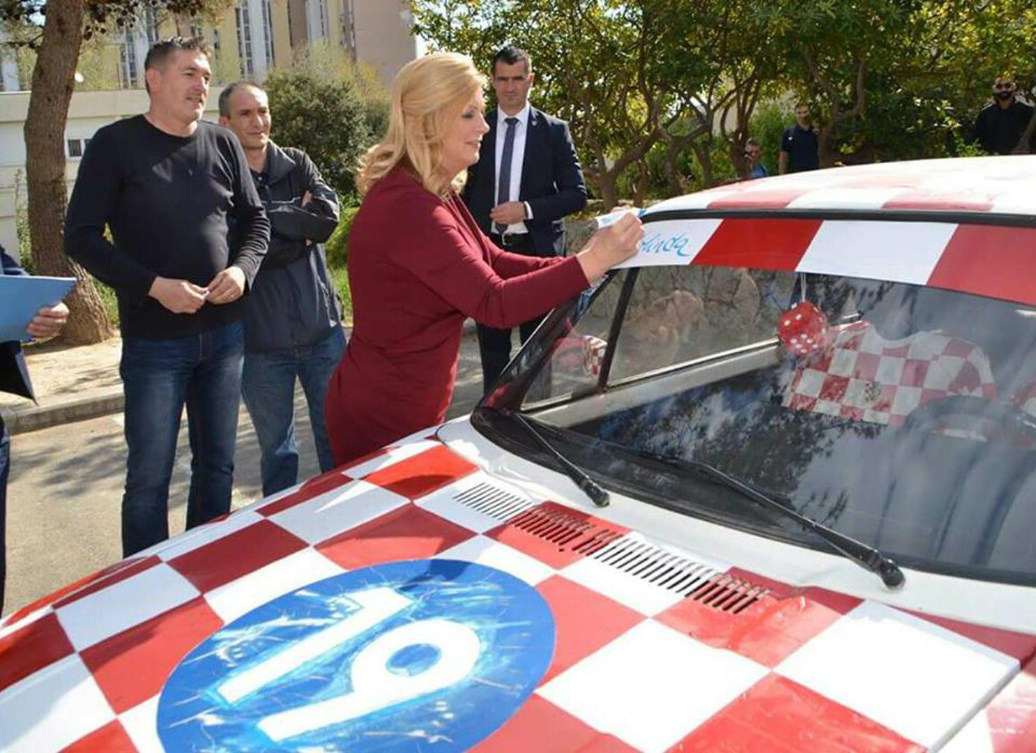 Zoranu je automobil više od prijevoznog sredstva i teško se može odvojiti od njega. 

