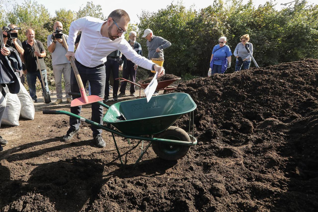 Zagreb: Gradonačelnik Tomašević u Stenjevcu dijelio kompost građanima koji obrađuju vrtove