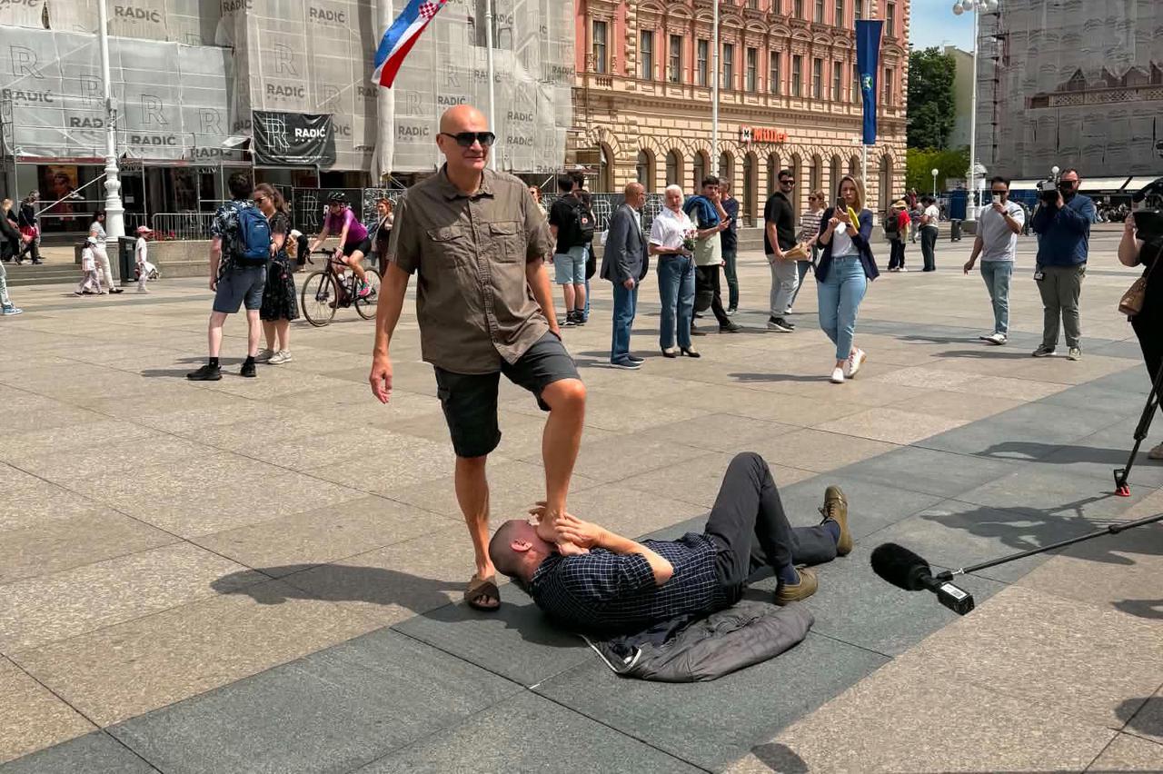 Performans "Umjetnik liže šupak Ivanu Matijeviću, Marinu Miletiću i Nikolini Baradić"