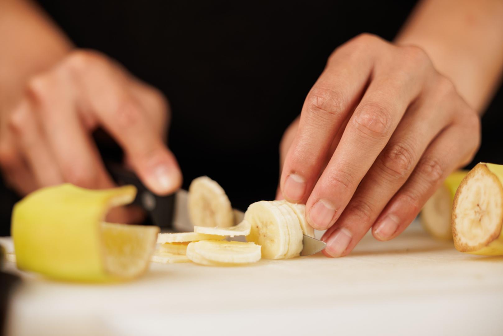 Banane: Kalij kojeg su banane prepune pomaže protiv zadržavanja vode i grčeva u nogama, vitamin B6 djeluje na regulaciju raspoloženja. Lako su probavljive kad vam apetit 'šeta'. Narežite bananu u zobenu kašu ili smoothie s jogurtom i cimetom za dugotrajniju sitost.