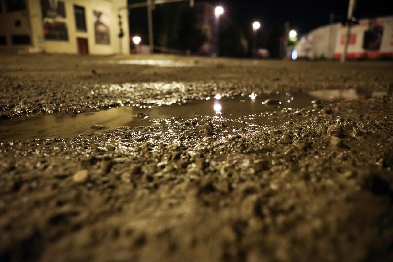 Zagreb: Križanje Selske i Baštijanove gdje je rano jutros došlo do puknuća cijevi za vodu