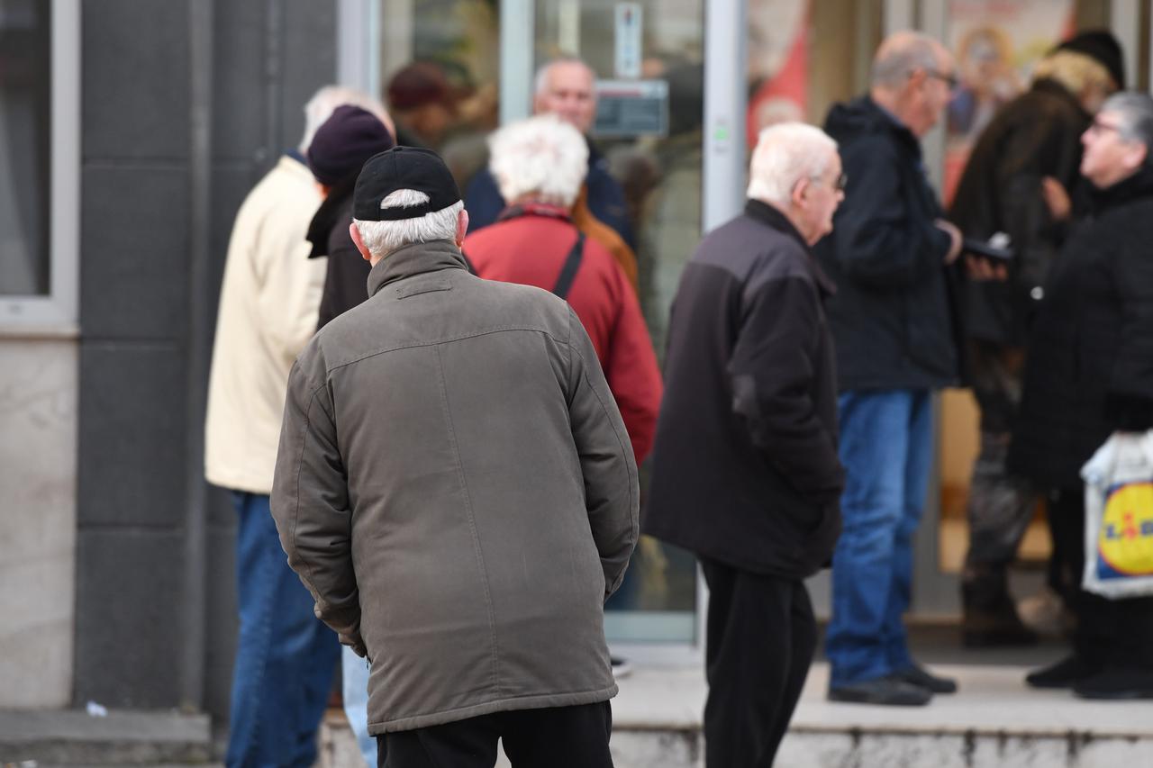 Šibenik: Gužva ispred banke zbog isplate mirovina