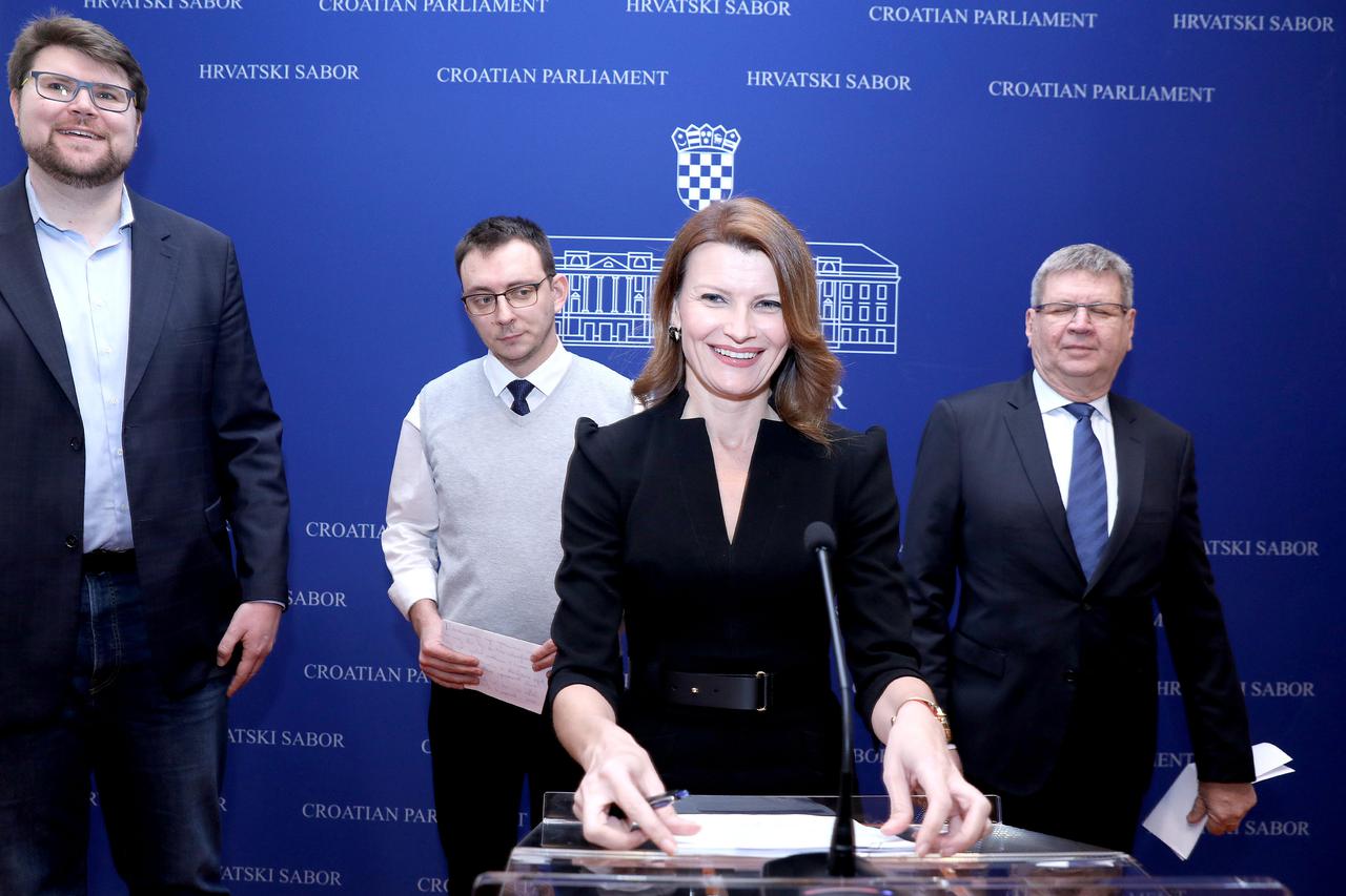 Zagreb: SDP skupio potreban broj potpisa za pokretanje postupka zakona o udomiteljstvu