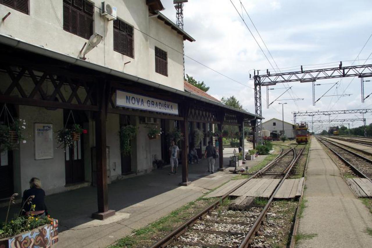 nova gradiška kolodvor,radnik hž (1)