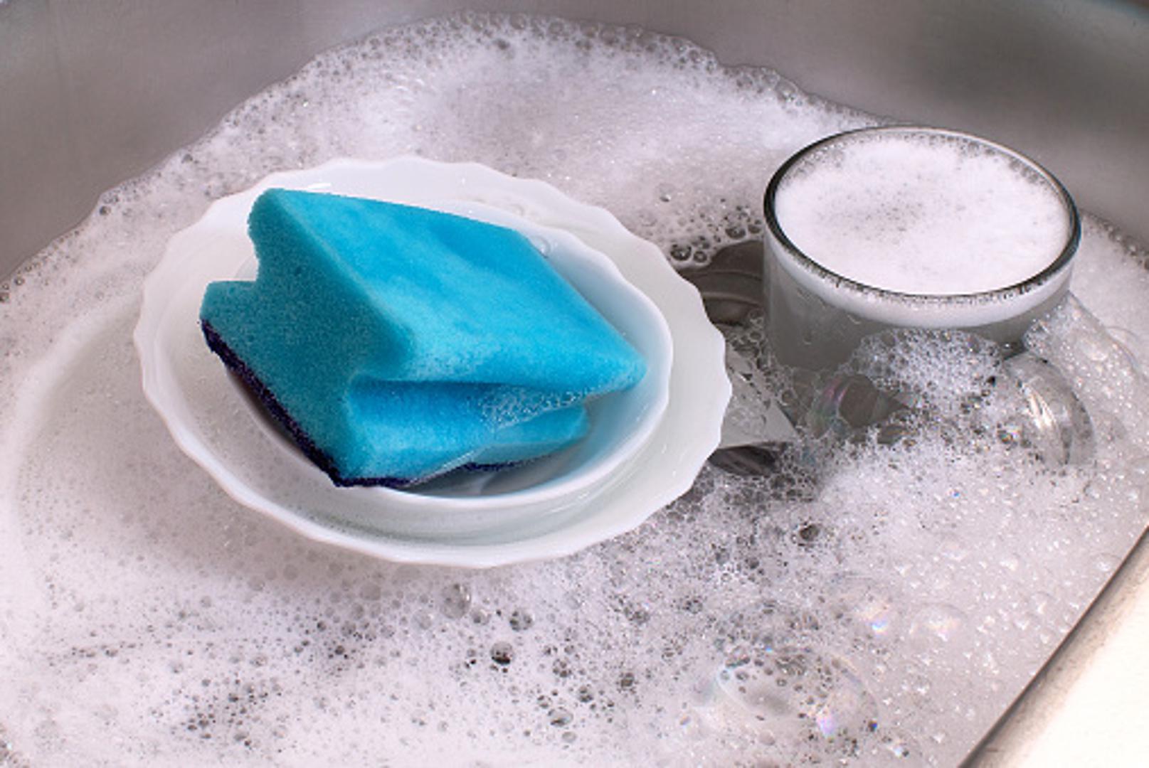 U plastičnu bocu ulijte malo octa, a zatim dodajte sodu bikarbonu. Svakako pazite da to napravite iznad odvoda koji morate odčepiti. 