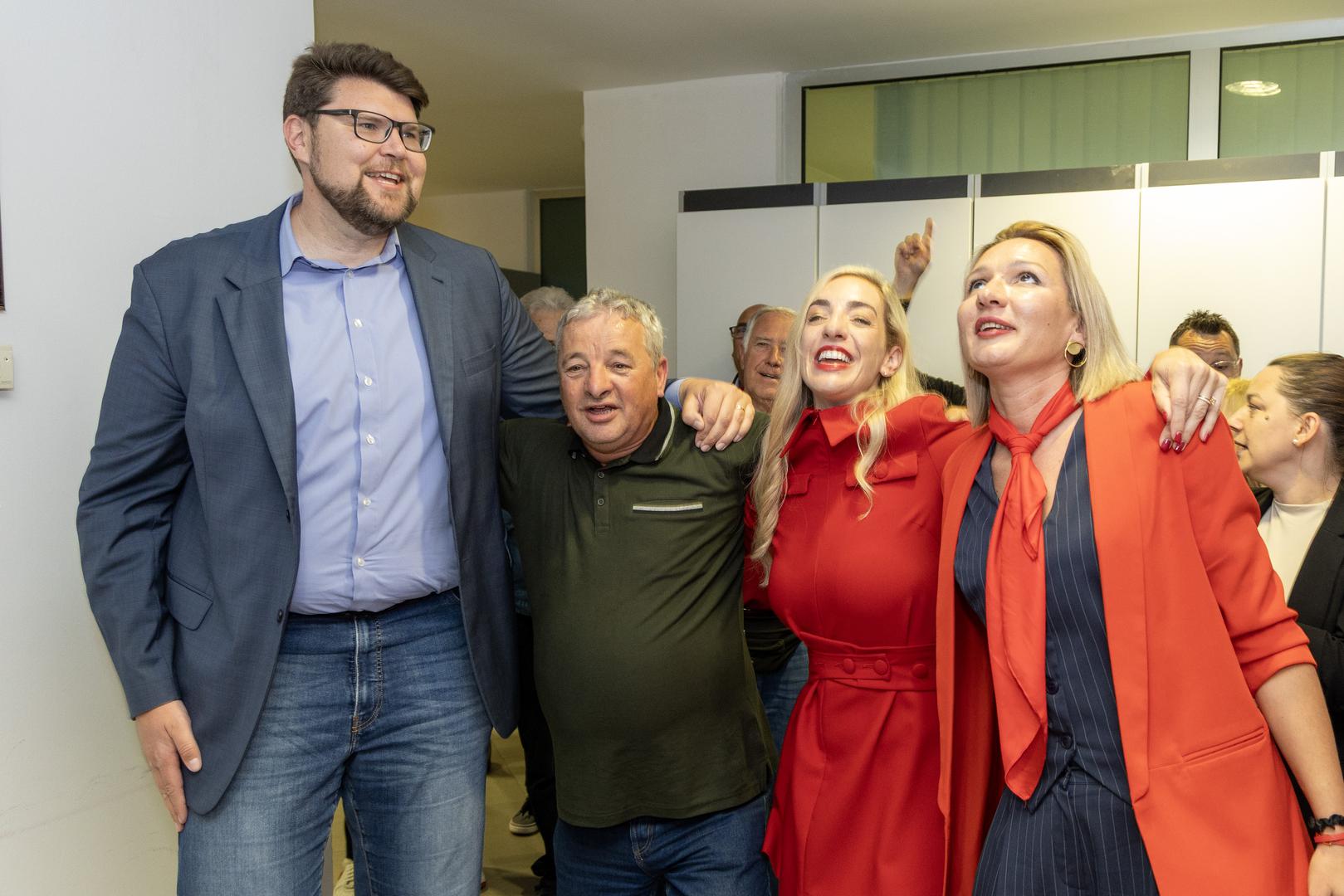 Okupljeni simpatizeri i stranački kolege proslavili su veliki uspjeh: Radolović ide u drugi krug izbora, i to kao najjača kandidatkinja.