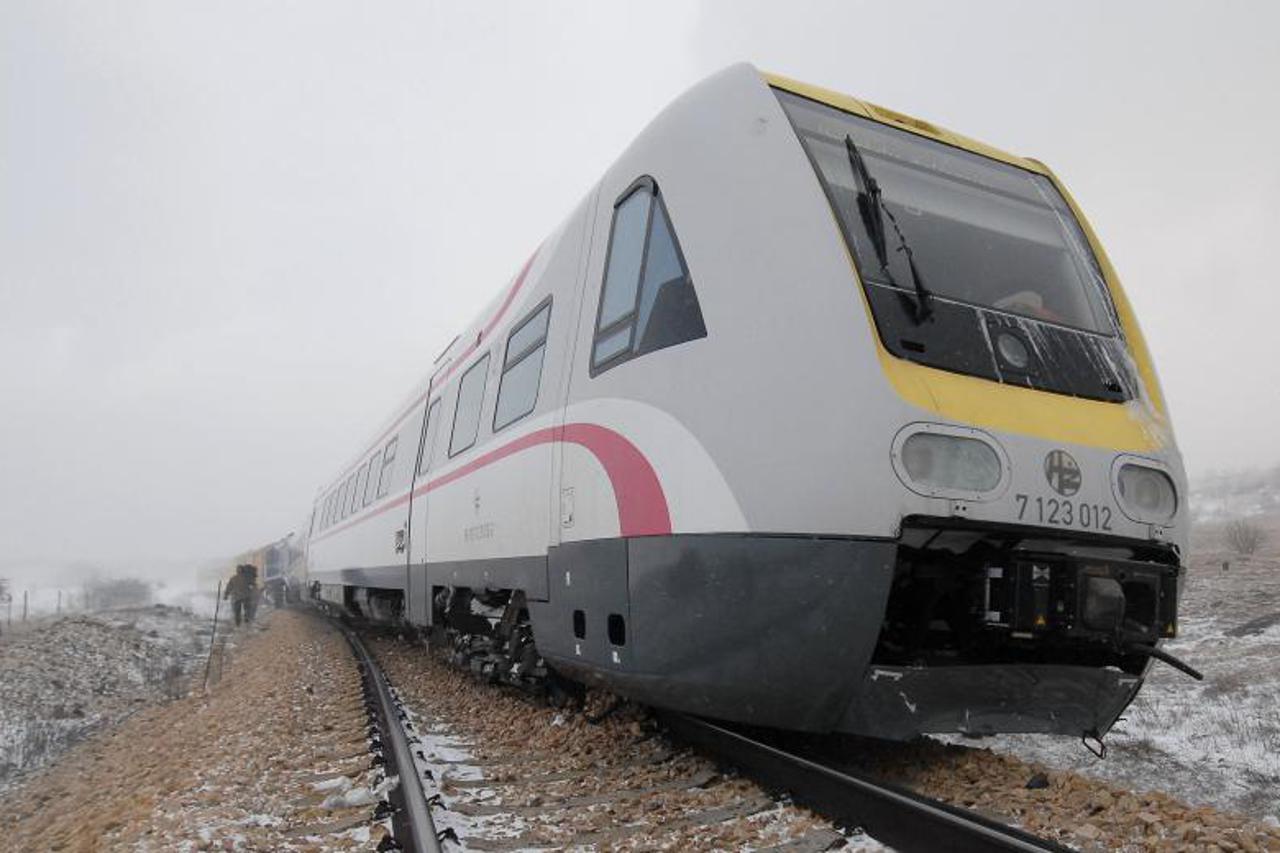 vlak iskliznuo iz tračnica (1)