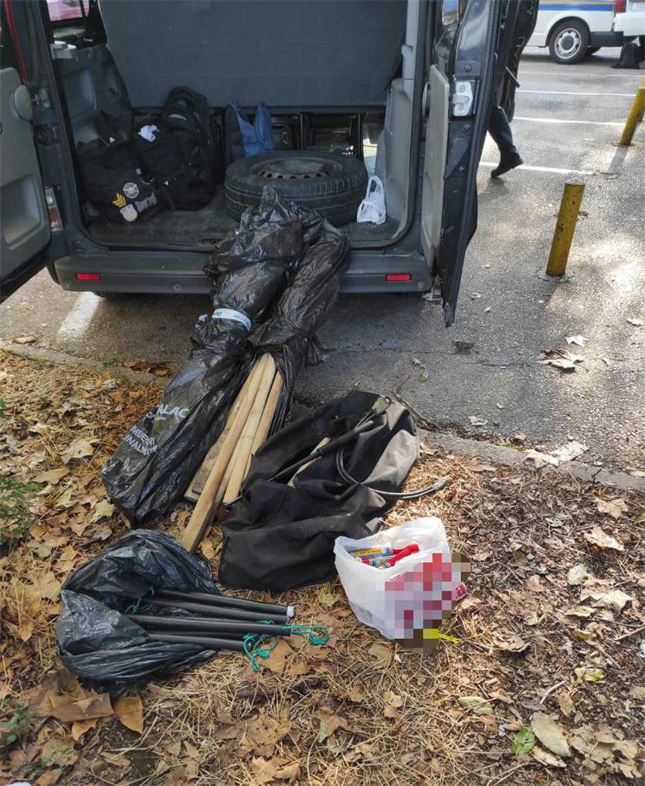 Policija navijačima u Splitu oduzela palice i pirotehniku