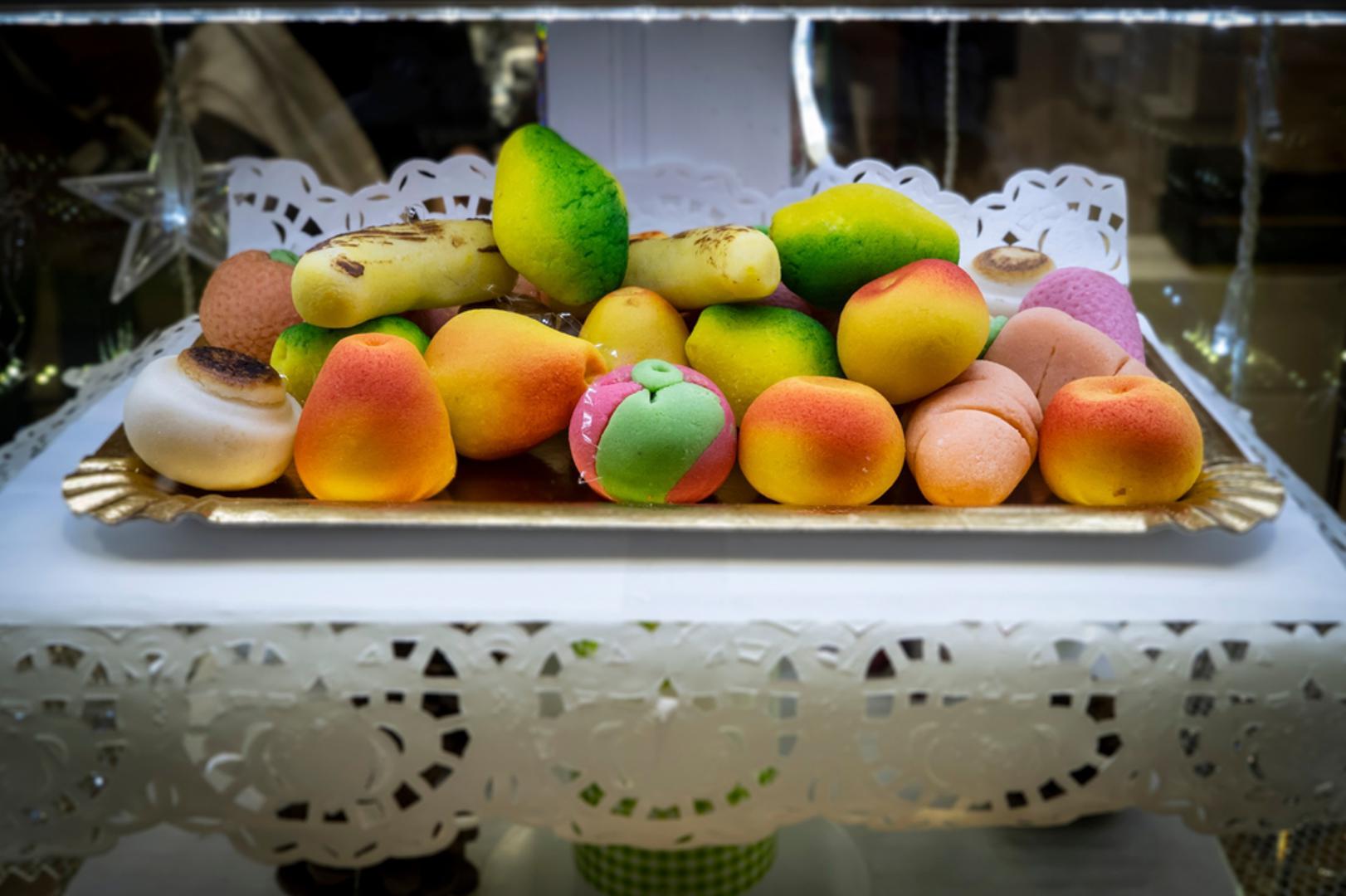 Španjolska: Španjolci 14. veljače slave San Valentina, odnosno svetog Valentina, a dan je obilježen darovima, romantičnim večerama i drugim slatkim tradicijama. No, za neke Španjolce, prava proslava ljubavi je 9. listopada. Toga se dana, osobito u Valenciji, obilježava blagdan svetog Dionizija kojeg mnogi smatraju zaštitnikom zaljubljenih. U čast tog datuma organiziraju se parade, festivali i razna slavlja, a posebnu pozornost privlači tradicionalni običaj Mocaorà. Prema toj tradiciji, muškarci svojim voljenima poklanjaju svilene marame ili rupčiće u koje su umotane figurice od marcipana - slatki simbol ljubavi, pažnje i lokalne baštine.