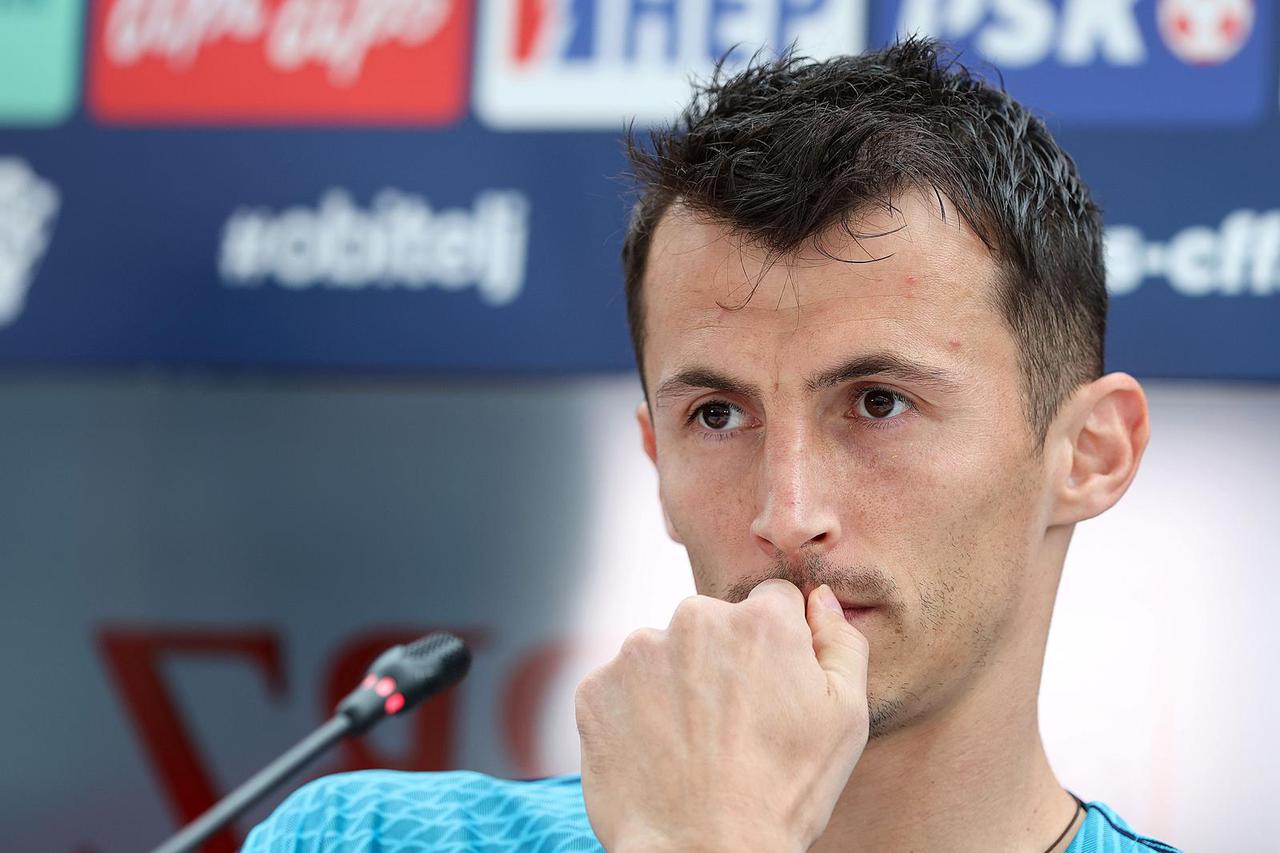 Prvi je dan Svjetskog prvenstva u Kataru, na konferenciji za medije hrvatske reprezentaicjie bili su  Ante Budimir i Dejan Lovren