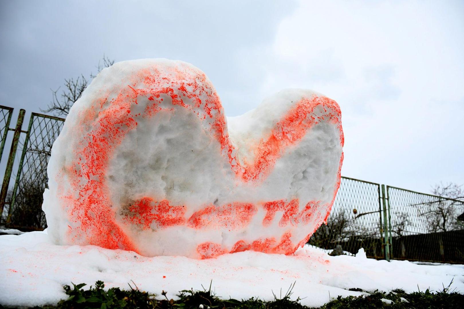 26.03.2020., Koncanica - Koncanica (nadomak Daruvara) je nakratko pretvorena u mjesto snjegovica. Naime, osnovnoskloci iz Koncanice jucer su za domacu zadacu iz tjelesne i zdravstvene kulture dobili zadatak da naprave snjegovica. Snjezno srce s natpisom Ostani doma. Photo: Damir Spehar/PIXSELL