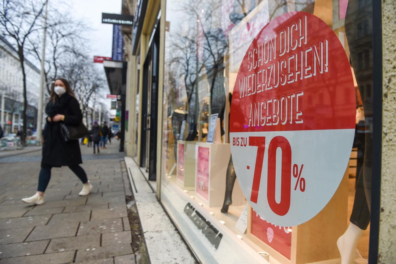 AUSTRIA-VIENNA-STORES-REOPEN