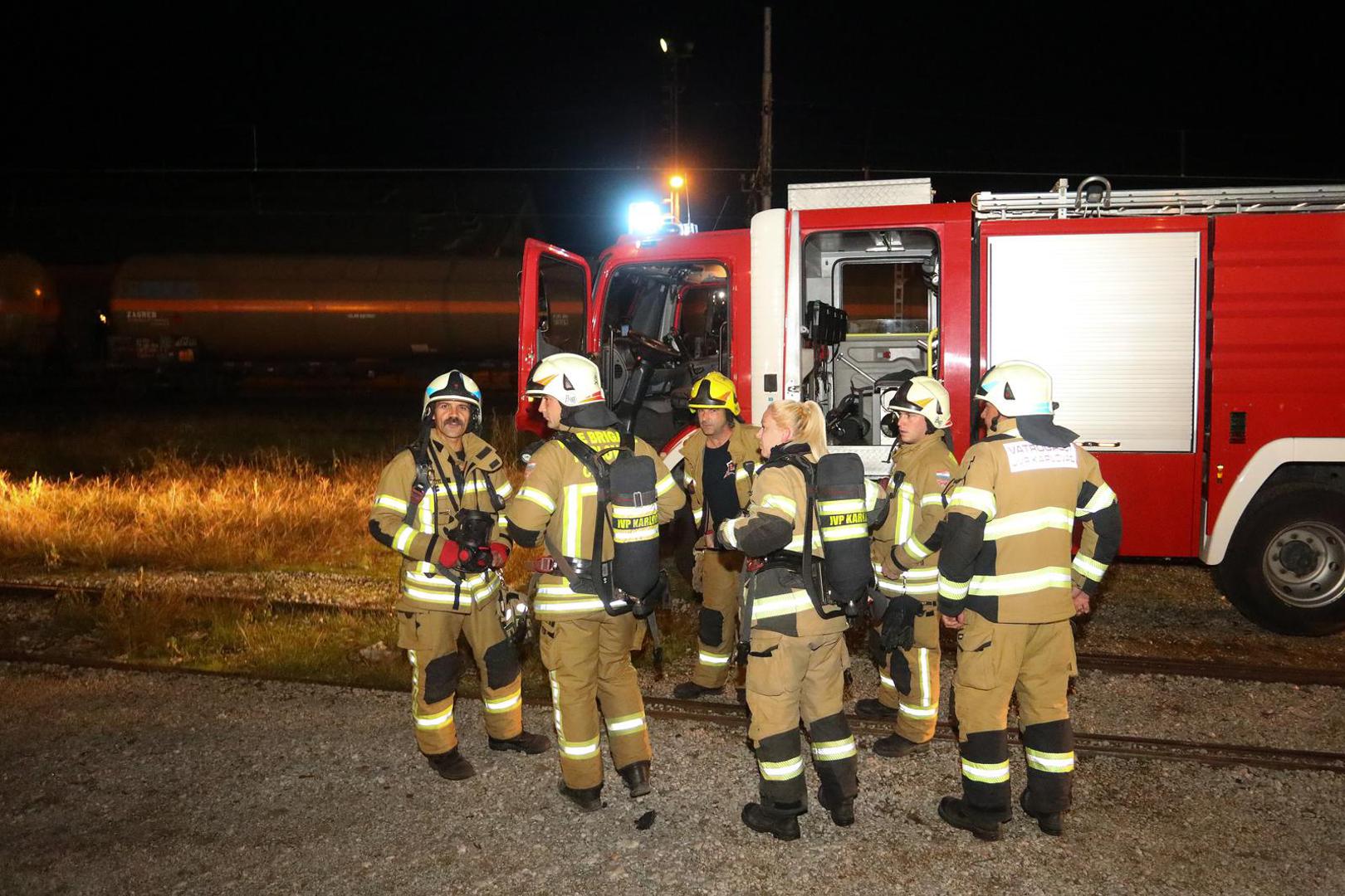 10.10.2024., Karlovac -  U blizini zeljeznickog kolodvora iz tracnica  iskocili vagoni cisterne. Na teren su izasli vatrogasci i policija. Photo: Kristina Stedul Fabac/PIXSELL