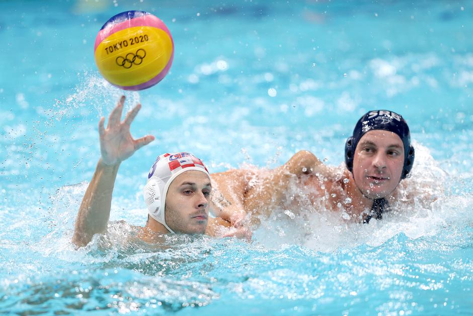 Hrvatski vaterpolisti pobijedili su Srbiju sa 14:12 u te osigurali plasman u četvrtrfinale  Olimpijade