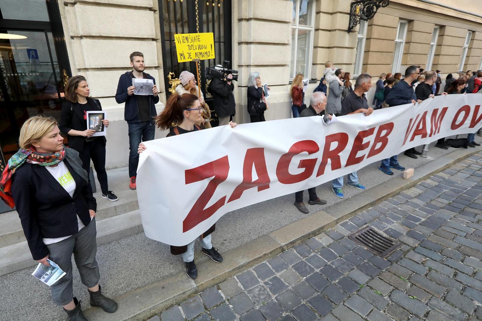 18.05.2020., Zagreb - Stranke Lijevog bloka u gradskoj skupstini, Mozemo, Zagreb je nas, Nova ljevica, ORaH, Radnicka fronta i Za grad od jucer prosvjeduju ispred Sabora zbog raspustanja prije nego sto je donesen zakon o obnovi, a za jutro su pozvali i gradjane da im se pridruze i docekaju zastupnike dok dolaze na sjednicu .Photo: Patrik Macek/PIXSELL