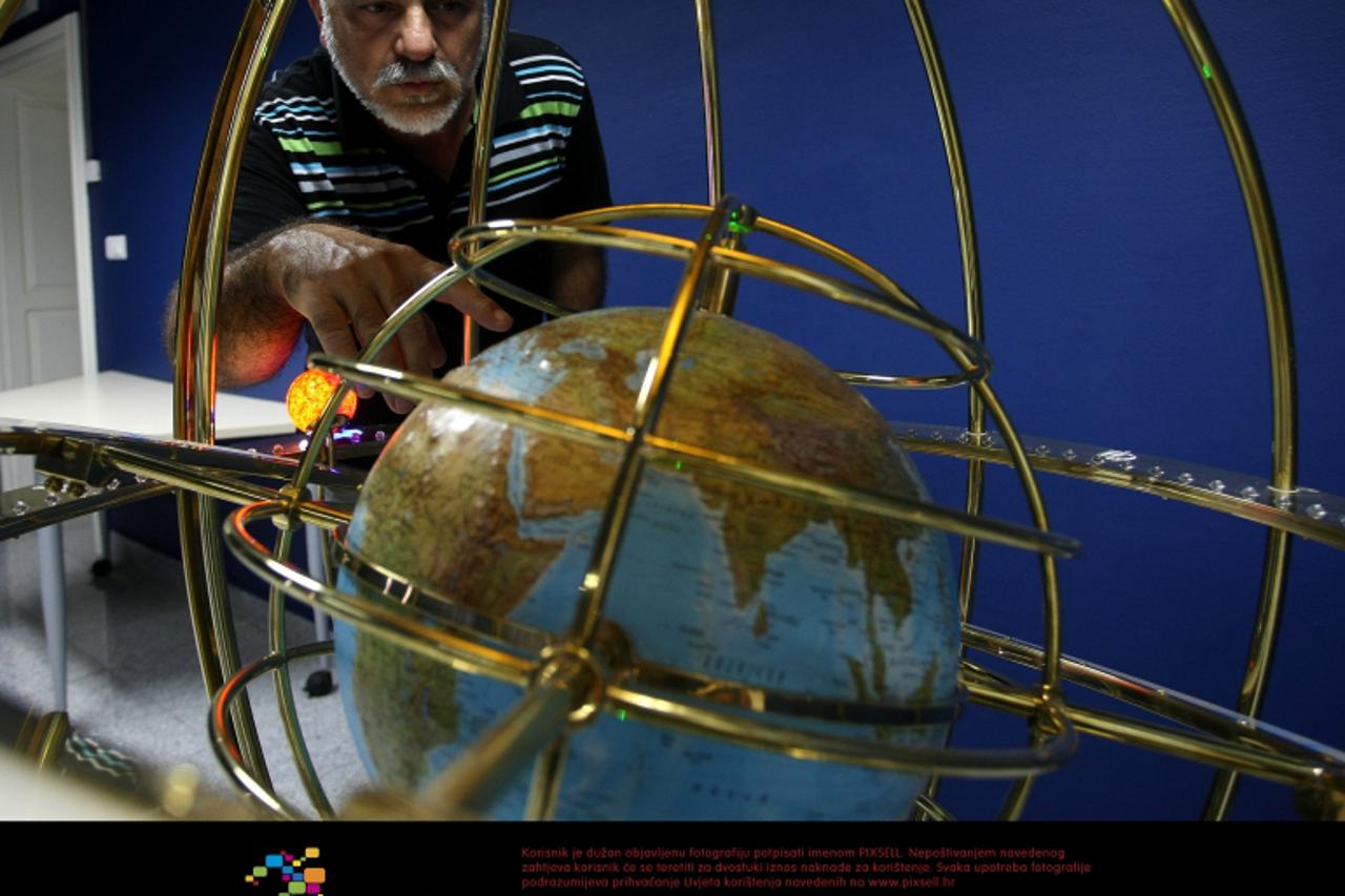 '31.07.2012., Dalj - U Kulturno-znanstvenom centru Milutin Milankovic koji se nalazi u njegovoj rodnoj kuci u Dalju uredjuje se svemirska soba. Plan je da se nakon uredjenja postavi vise uredjaja kako