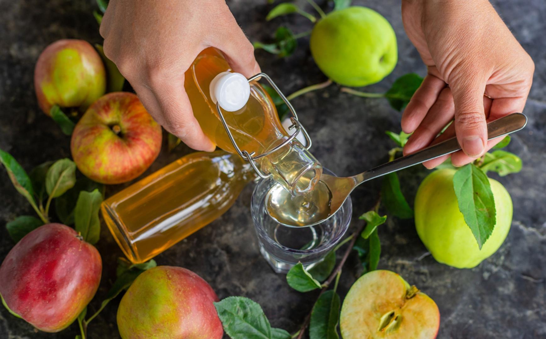 Pretjerivanje, pogotovo ako se pije nerazrijeđen, može napraviti više štete nego koristi, primjerice zbog kiselosti i mogućeg oštećenja zubne cakline. Zato ga koristite pametno. A evo za što ga sve možete iskoristiti u svome kućanstvu.