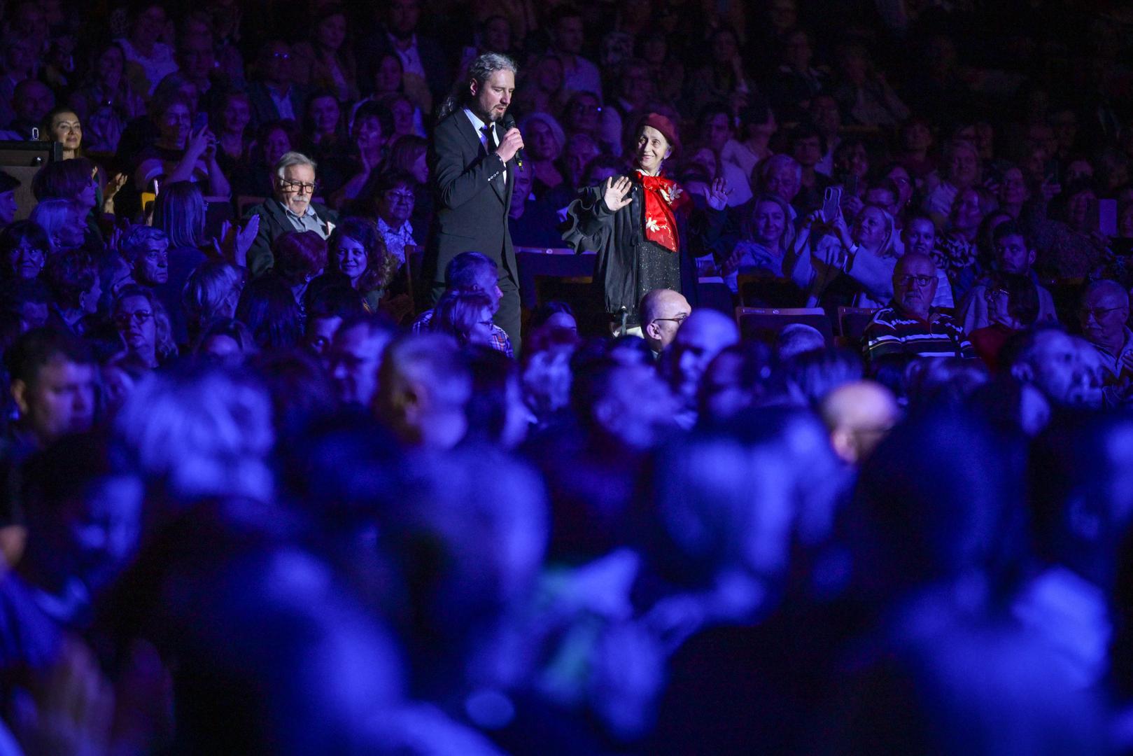  Na početku koncerta, svjetla su se prigušila, orkestar je započeo prve taktove, a onda - glasovi. Ne s pozornice, već iz svih smjerova. Đani Stipaničev, Filip Hozjak, Vladimir Garić i Marko Pecotić Peco ušli su u dvoranu među publikom, a monumentalna "Nessun Dorma" rasla je iz svakog kutka punog Lisinskog.