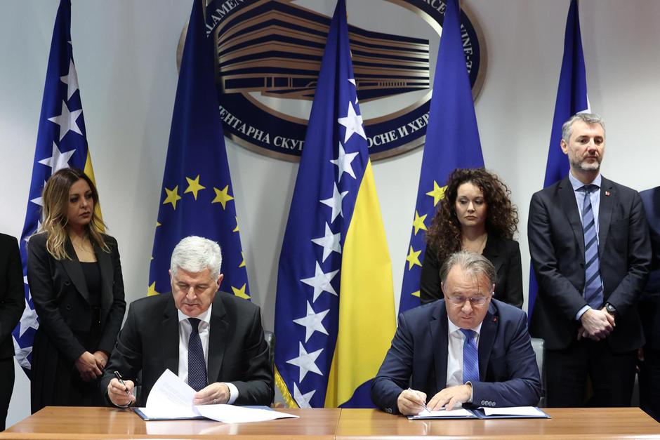 Sarajevo: Dragan Čović i Nermin Nikšić  koji predstavlja Osmorku potpisali su sporazum o formiranju vlasti na federalnom nivou