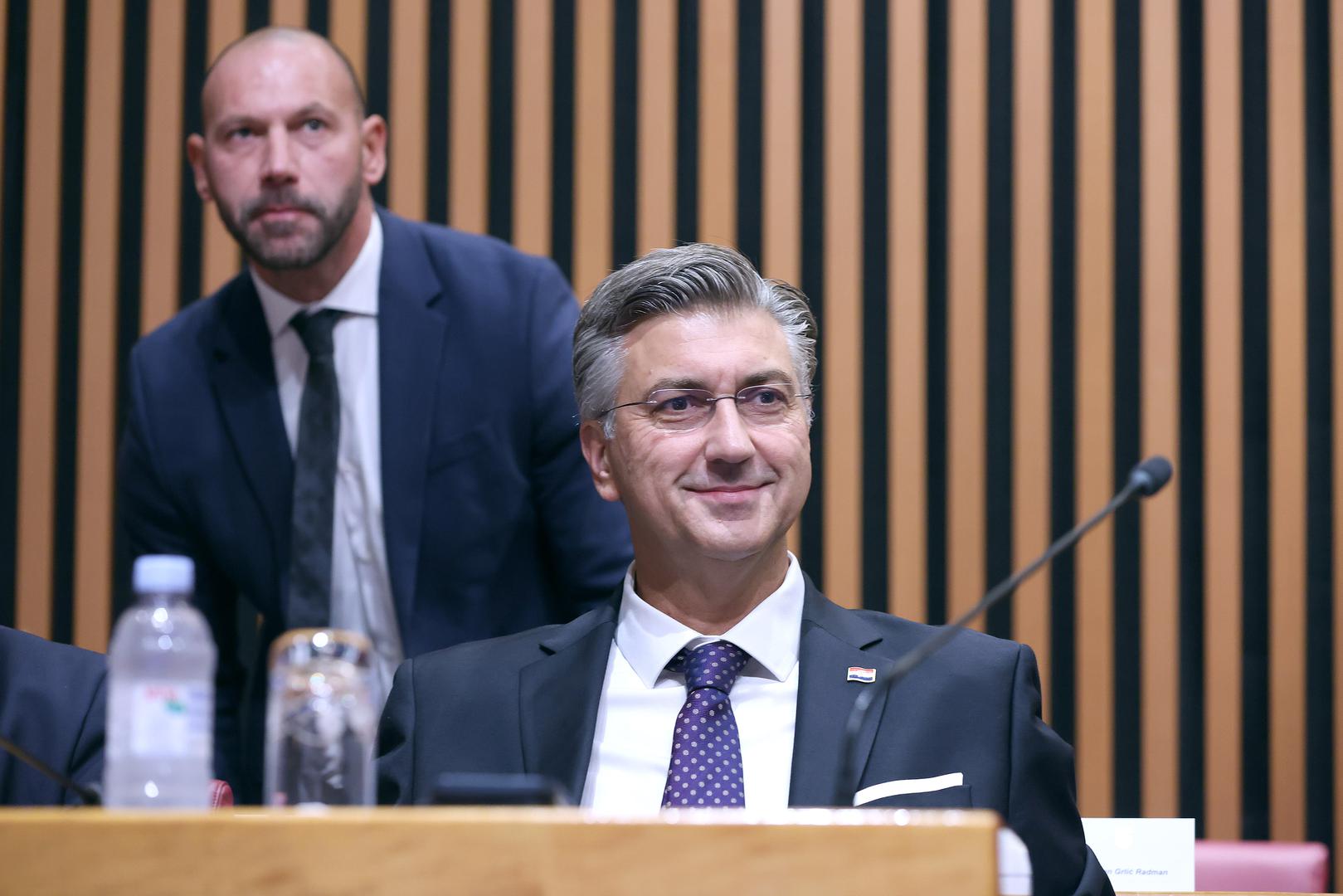  Zasjedanje Sabora otvoreno je aktualcem u kojem pitanja premijeru i članovima Vlade postavlja 41 zastupnik. 