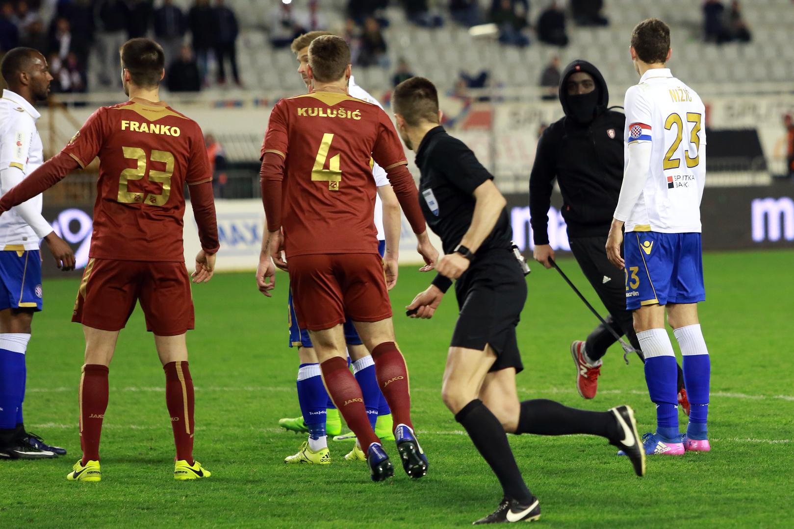 Split: Maskirani huligan utrčao na teren tijekom utakmice Hajduk - Rijeka