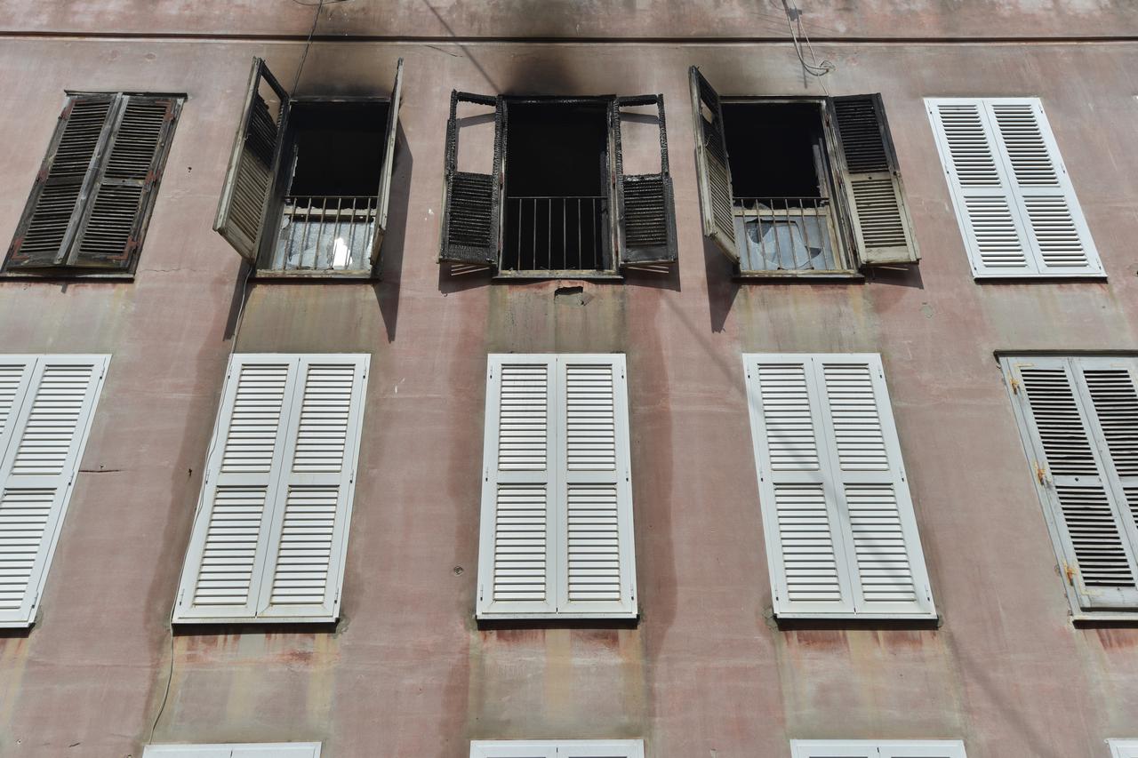 Požar u kojem je potpuno izgorio stan buknuo je noćas u ulici Poljana Plankit