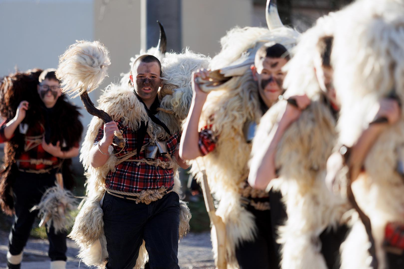 Ususret fašniku koji ove godine pada poprilično kasno - u utorak 4. ožujka, dondolaši su krenuli s 'obahajanjem' po okolnim selima, još jednom oživljavajući jednu zanimljivu tradiciju. 