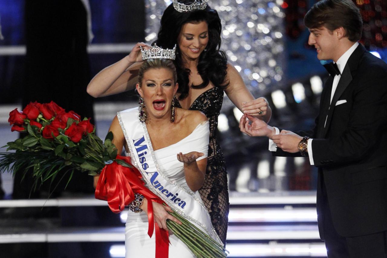 'Miss New York Mallory Hytes Hagan, 23, is crowned by Miss America 2012 Laura Kaeppeler after being named Miss America 2013 during the Miss America Pageant in Las Vegas January 12, 2013. REUTERS/Steve