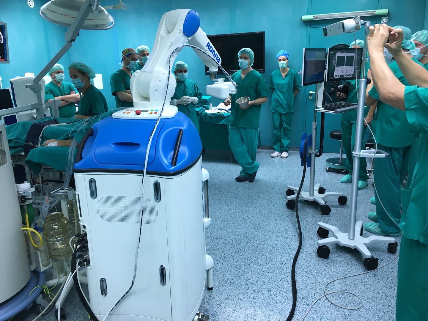 Kad RONNA navodi instrumente za operativnog zahvata, operateri se doimaju kao da su asistenti