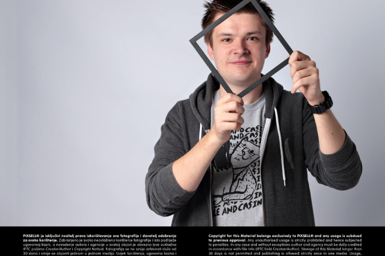 'SPECIJAL TEHNO 04.07.2013., Zagreb - Davor Sustic, novinar informatickog casopisa Bug, proizvodi drvene okvire za fotografije napravljene mobilnim telefonima s aplikacijom Instagram.  Photo: Davor Pu