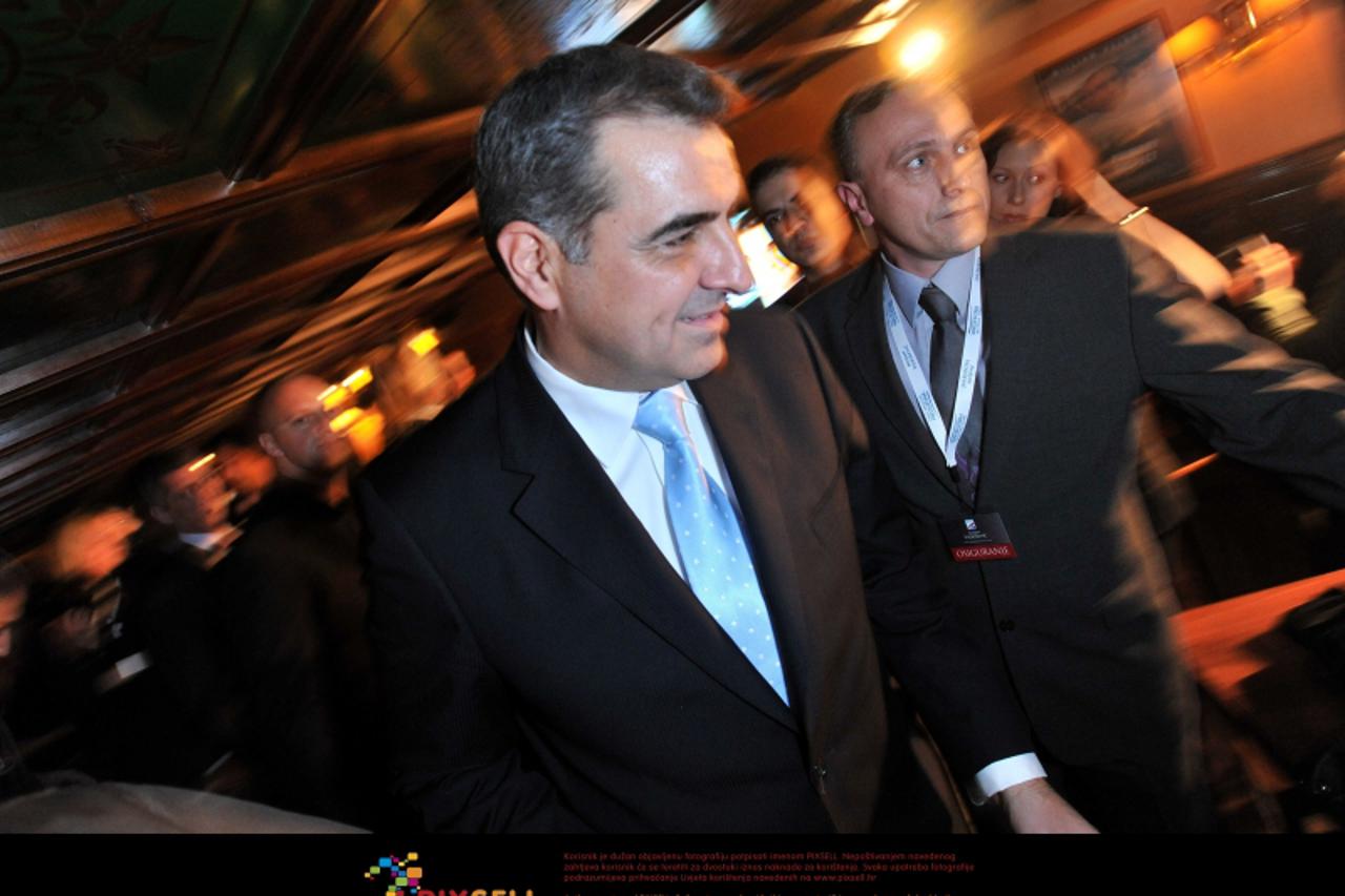 '27.12.2009., Zagreb - Izborni stozer predsjednickog kandidata Nadana Vidosevica uoci prvog kruga rezultata predsjednickih izbora. Photo: Antonio Bronic/PIXSELL'