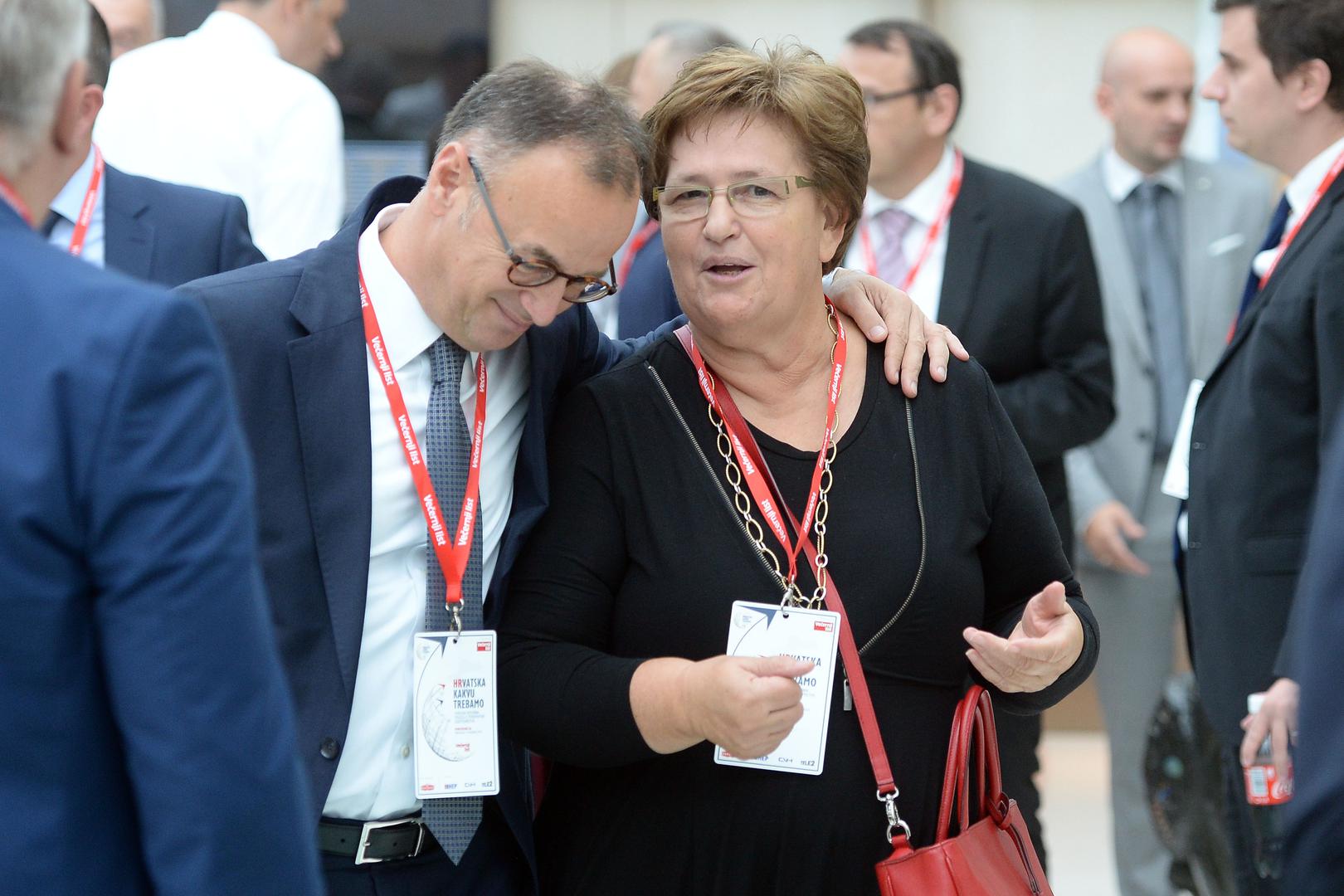 Marica Vidaković, prokuristica Kraša, u srdačnom zagrljaju kolege 
