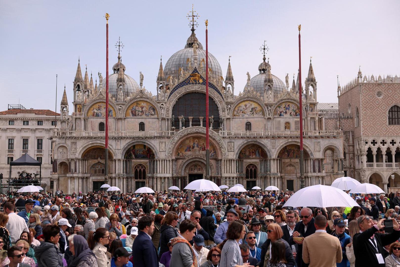 People gather in Saint Mark's Square, on the day Pope Francis celebrates the Holy Mass, in Venice, Italy, April 28, 2024. REUTERS/Claudia Greco Photo: CLAUDIA GRECO/REUTERS