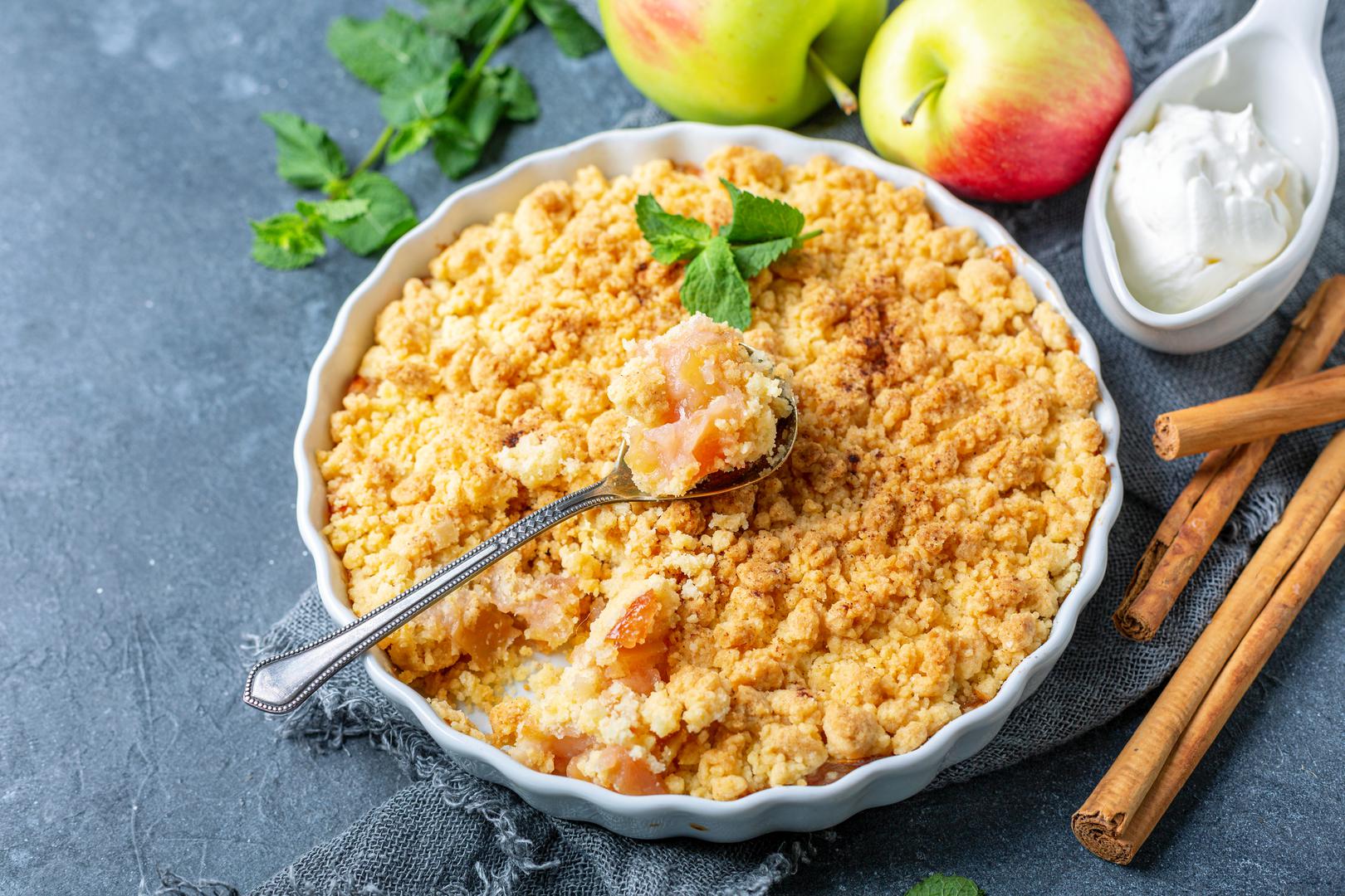 Crumble od jabuka: Crumble ili mrvljenac od jabuka jedan je od onih deserata koji spajaju jednostavnost pripreme i neodoljiv domaći okus. Sočne, mirisne jabuke prekrivene hrskavim slojem od maslaca, brašna i šećera savršeno se stapaju u toplu, utješnu slasticu koja miriše na jesen. Najbolje ga je poslužiti dok je još topao, uz kuglicu sladoleda od vanilije ili žlicu tučenog vrhnja.