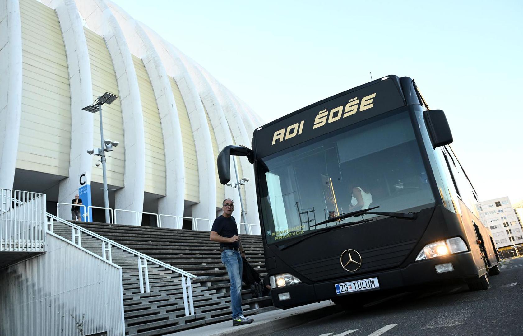 Adi je Zagrebom prošao u posebnom party autobusu, koji je bio oblijepljen najavom ovog koncerta, a unutra se družio s obožavateljima i tulumario.