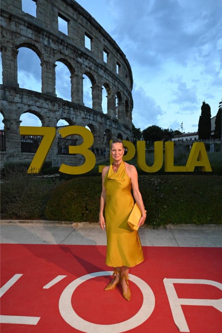 Dobitnica Zlatne Arene za najbolju sporednu žensku ulogu Aleksandra Janković odabrala je satensku haljinu zagasite žute nijanse. 