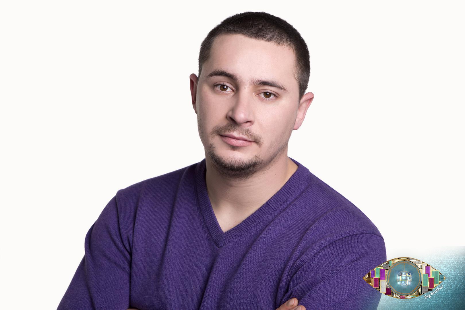 Antonio Orač ima 24 godine, a dolazi iz Bjelovara gdje radi kao konobar. - Dosad sam dao 13 otkaza, ali sada sam puno pametniji i to je sve iza mene. Moji prijatelji misle da sam kreten zato što se volim skidati u kafićima, kupati u fontani, otkriva Orky i dodaje da mu je najgora osobina to što voli popiti.