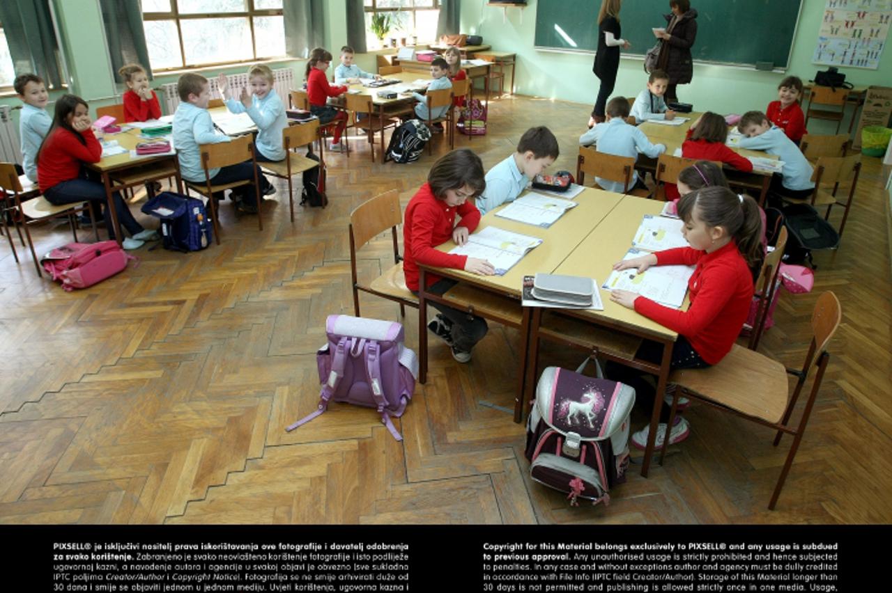 '12.03.2013., Osijek - Prvasici na nastavu dolaze u novoj skolskoj odjeci koju su im kupili roditelji. To je prva skola u Osjecko-baranjskoj zupaniji gdje se uvela uniforma, odnosno ista odjeca za sve