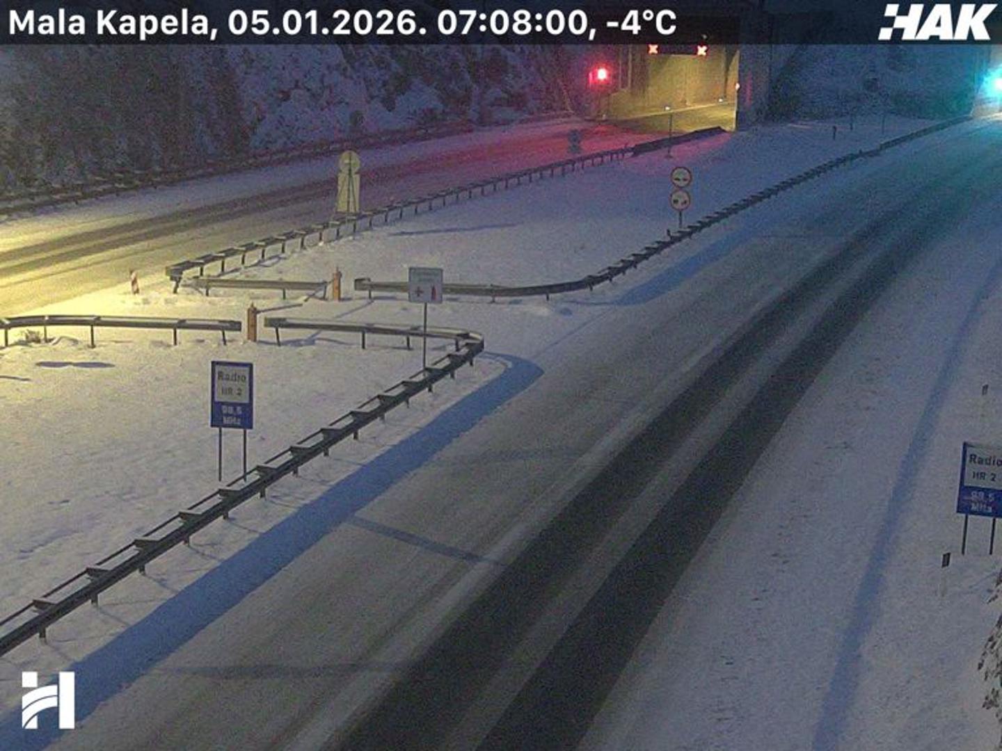 Za kamione s prikolicama i tegljače s poluprikolicama, ističu iz HAK-a, trenutno nema slobodnog cestovnog pravca iz smjera Dalmacije prema unutrašnjosti zbog prometne nesreće na autocesti A1 i zimskih uvjeta na državnim cestama kroz Liku. 