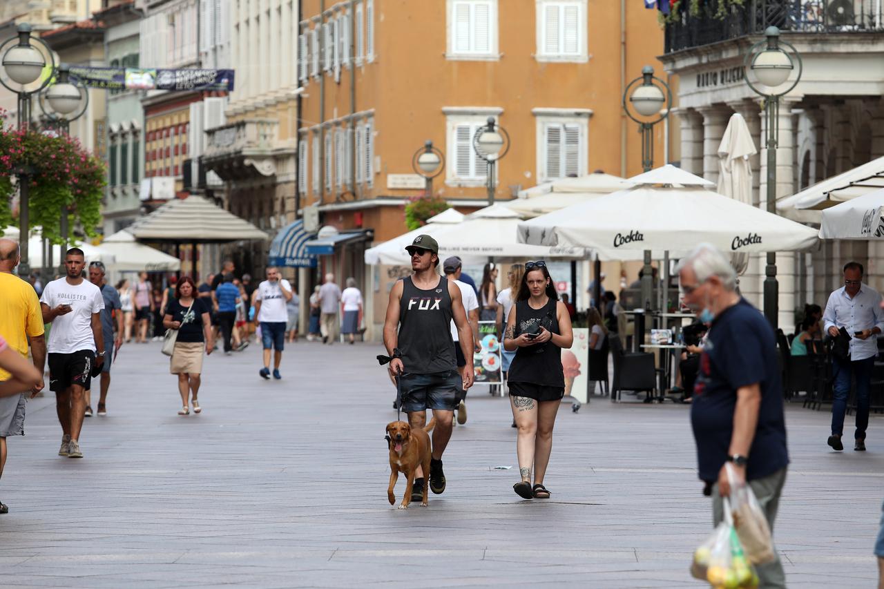 Šetači i turisti na riječkom Korzu