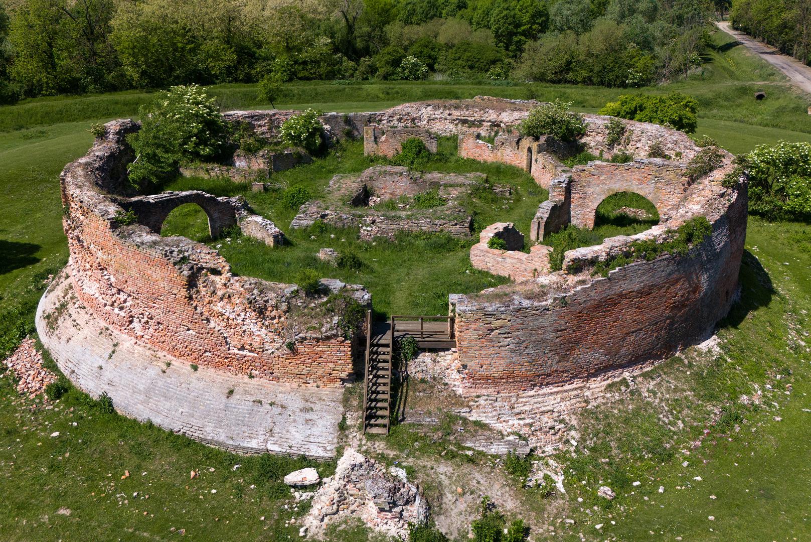 Kula je kružnog tlocrta promjera oko 40 metara. U središtu se nalazi otvoreni dvorišni prostor u kojemu se naziru ostaci četvrtokatne kule.