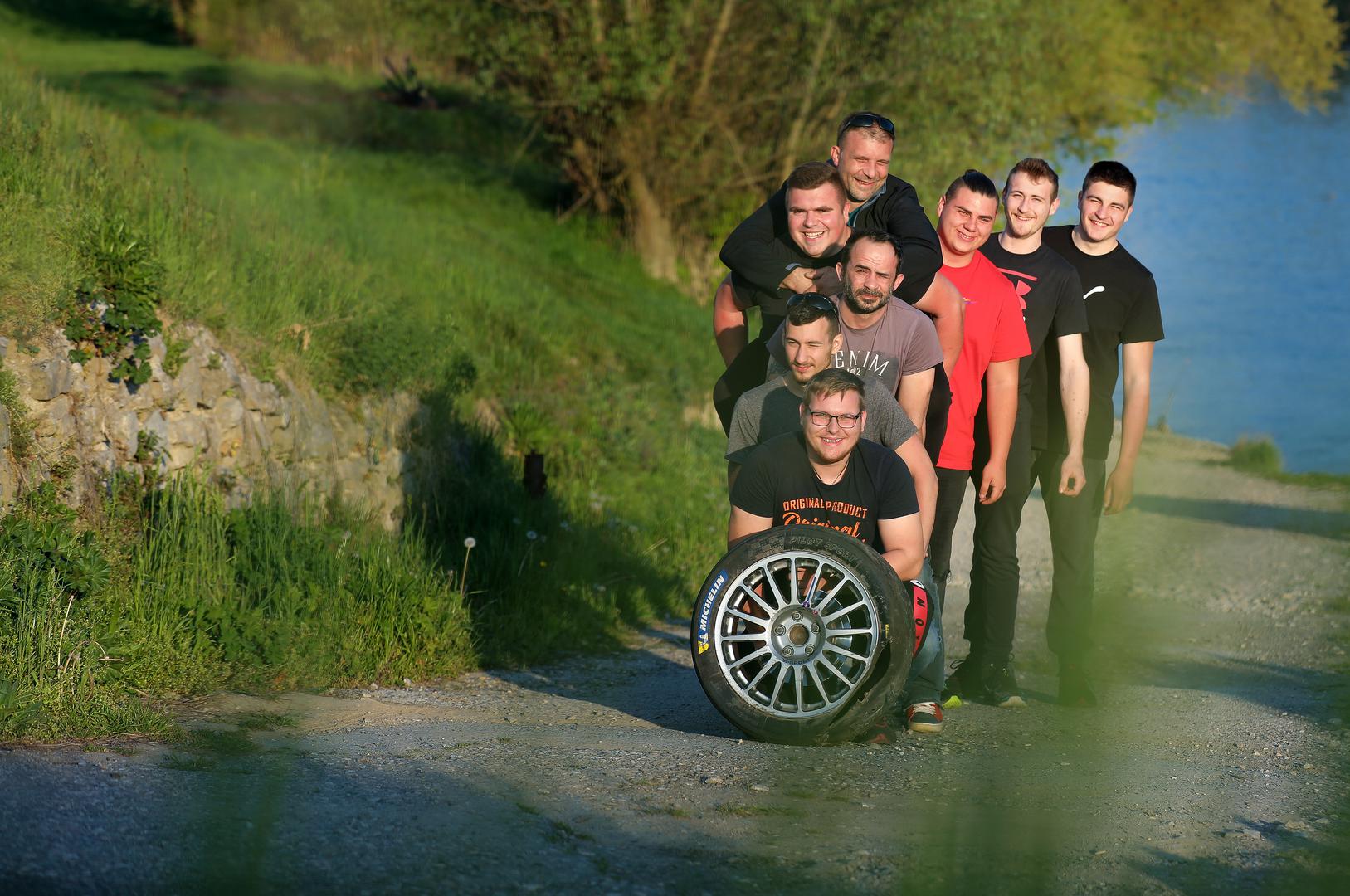 25.04.2021., Ivanic Grad - Prica o ekipi iz Dubrovcak lijevi kod Ivanic Grada koja je mobitelom snimala Croatia Rally kada je jednom od natjecatelja usred utrke ispao kotac, a njihov je video postao viralni hit. Kotac su zadrzali kao suvenir na prvi Hrvatski Rally."nPhoto: Emica Elvedji/PIXSELL